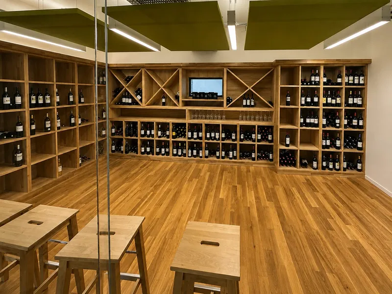 Cave à vin aménagée avec rayonnages en bois, parquet et panneaux acoustiques suspendus