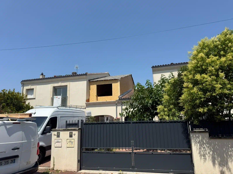Extension en ossature bois en cours de construction sur une maison individuelle